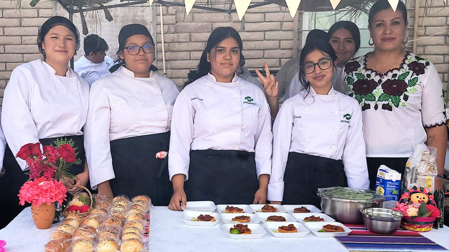 Alumnado de Conalep Sonora recrea sabores ancestrales en festival gastronómico.