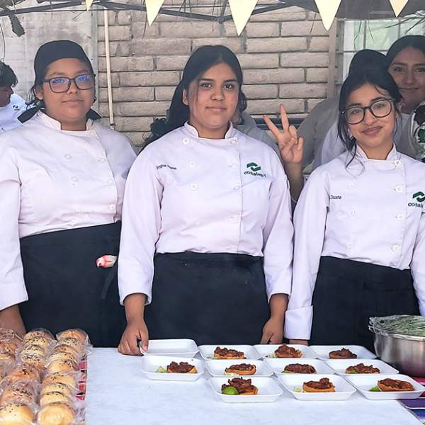 Alumnado de Conalep Sonora recrea sabores ancestrales en festival gastronómico.
